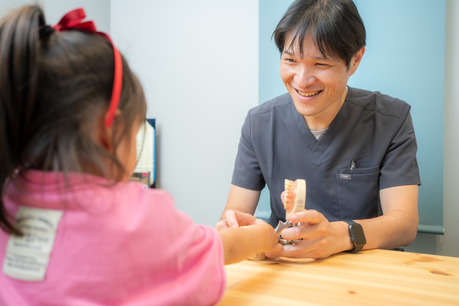 模型を使い子どもに説明する佐野先生