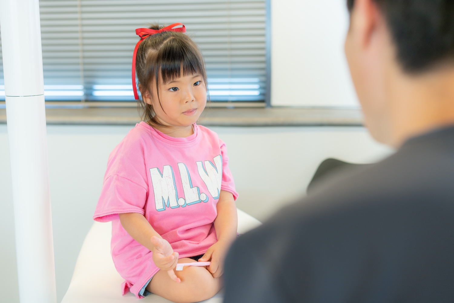 佐野先生の話を聞く子ども