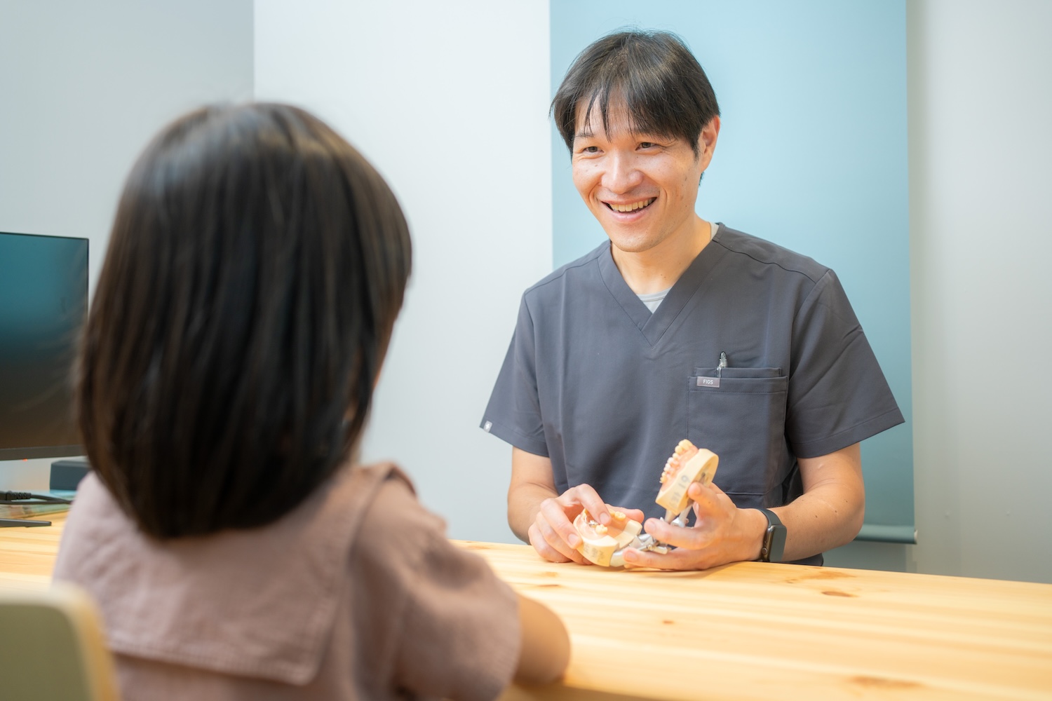 模型を使い、子どもと向き合って話す佐野先生