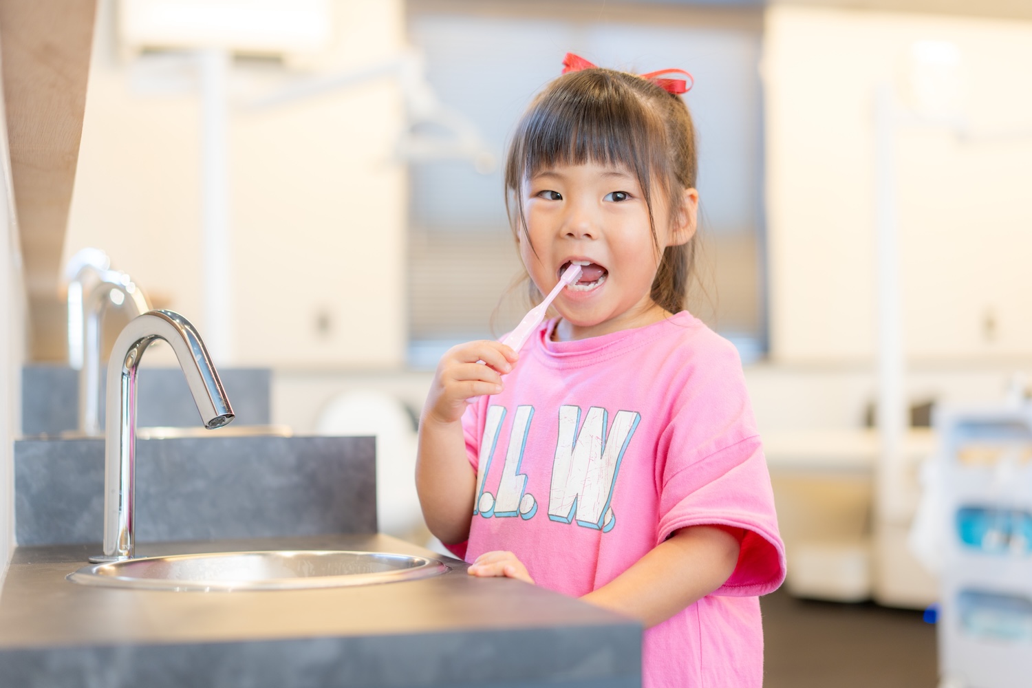 歯磨きをする子ども