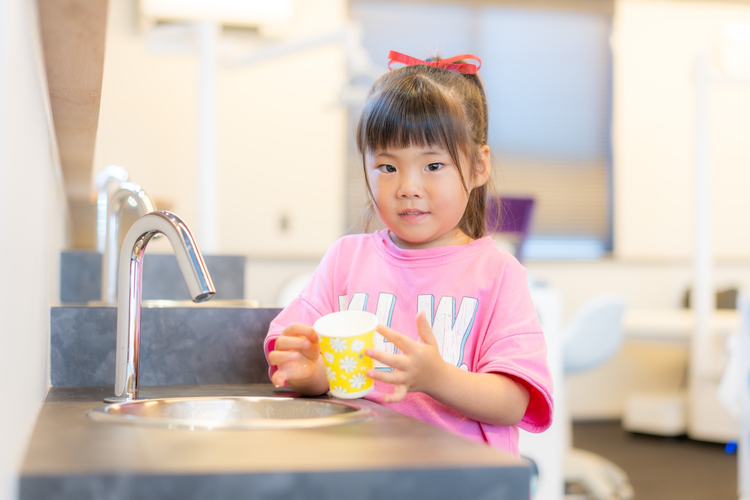 子どもが洗口スペースを利用する様子